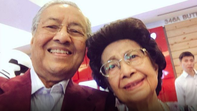 Malaysia Stylo News Smile for the camera, honey!